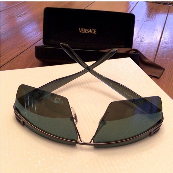 AUTHENTIC VERSACE SUNGLASSES LIKE NEW ICONIC STYLE - Picture 11 of 11